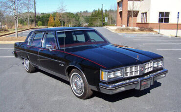 Oldsmobile-Ninety-Eight-Berline-1981-2