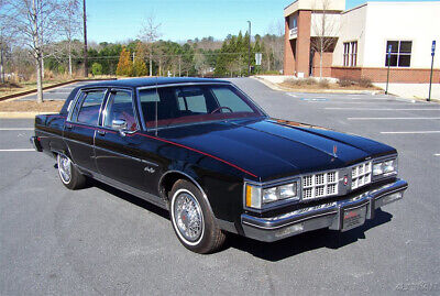 Oldsmobile-Ninety-Eight-Berline-1981-2