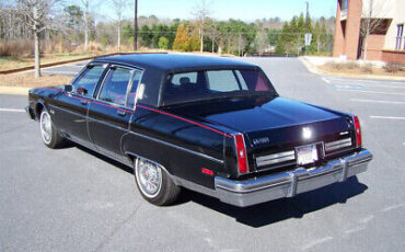 Oldsmobile-Ninety-Eight-Berline-1981-Black-Red-110287-1