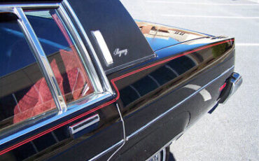 Oldsmobile-Ninety-Eight-Berline-1981-Black-Red-110287-12