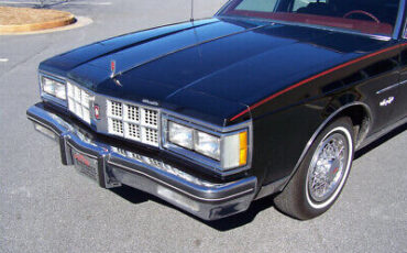 Oldsmobile-Ninety-Eight-Berline-1981-Black-Red-110287-14