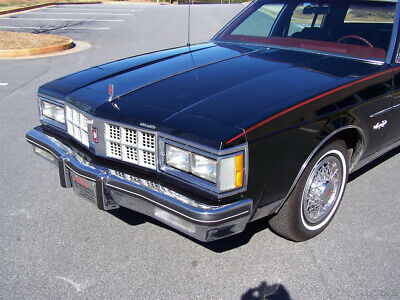 Oldsmobile-Ninety-Eight-Berline-1981-Black-Red-110287-14