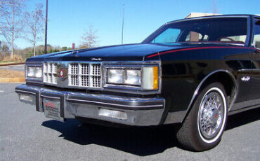 Oldsmobile-Ninety-Eight-Berline-1981-Black-Red-110287-15