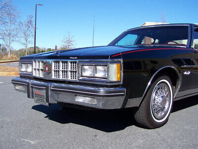 Oldsmobile-Ninety-Eight-Berline-1981-Black-Red-110287-15