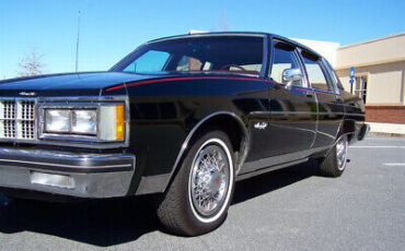 Oldsmobile-Ninety-Eight-Berline-1981-Black-Red-110287-16