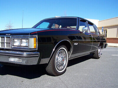 Oldsmobile-Ninety-Eight-Berline-1981-Black-Red-110287-16