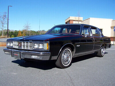 Oldsmobile-Ninety-Eight-Berline-1981-Black-Red-110287-22