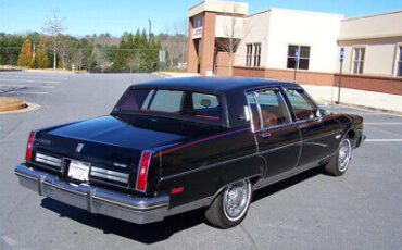 Oldsmobile-Ninety-Eight-Berline-1981-Black-Red-110287-3