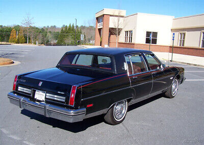 Oldsmobile-Ninety-Eight-Berline-1981-Black-Red-110287-3