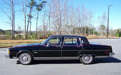 Oldsmobile-Ninety-Eight-Berline-1981-Black-Red-110287-6