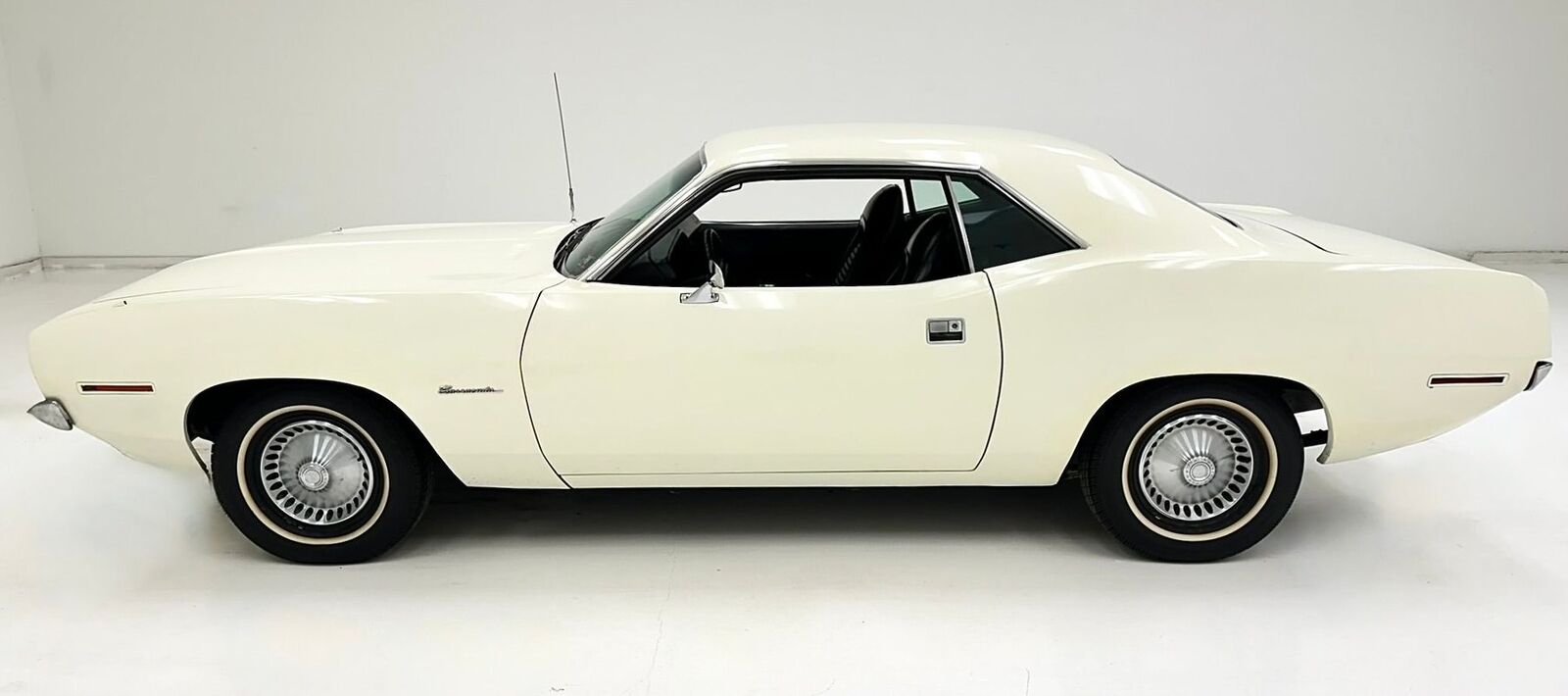 Plymouth-Barracuda-1970-White-Black-56552-1