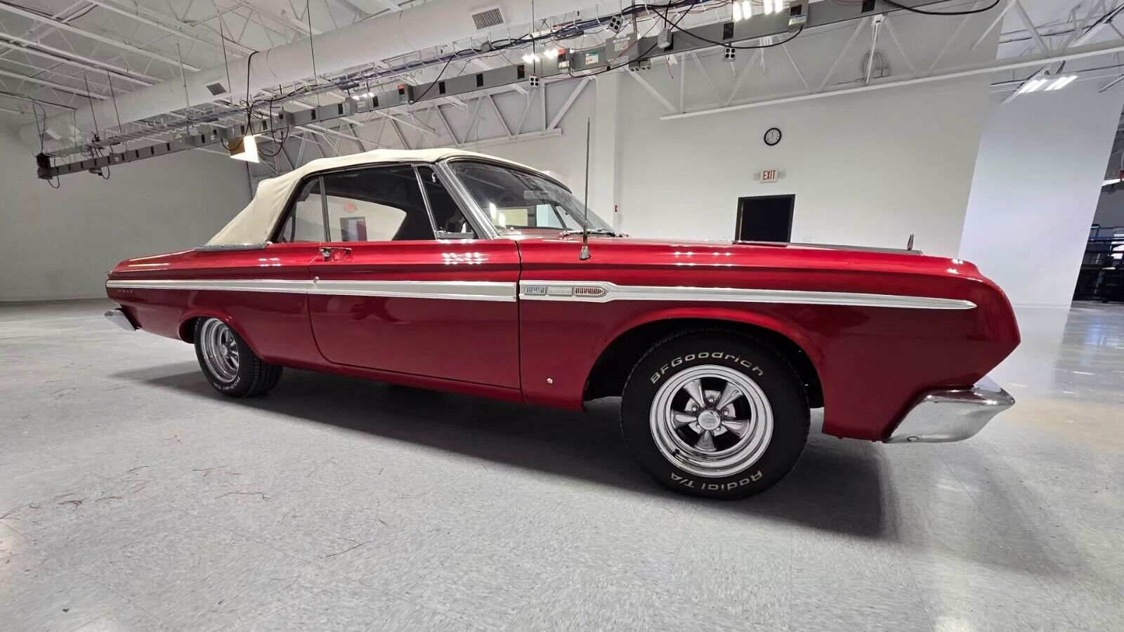 Plymouth-Fury-Cabriolet-1964-Red-Red-152888-3