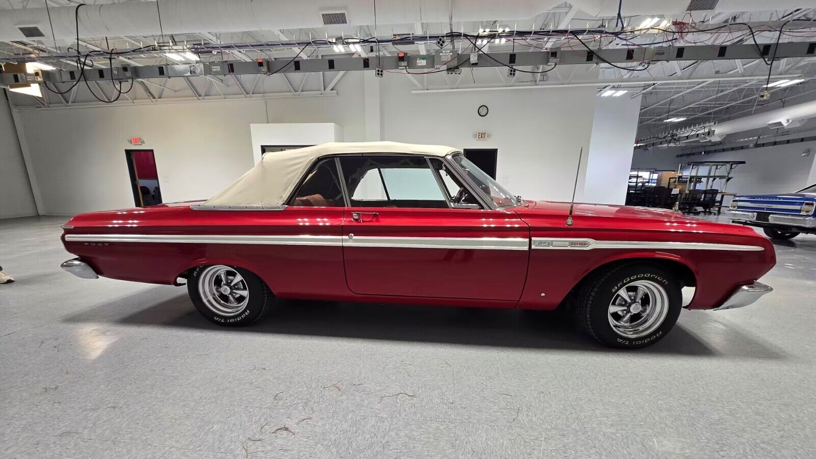 Plymouth-Fury-Cabriolet-1964-Red-Red-152888-5