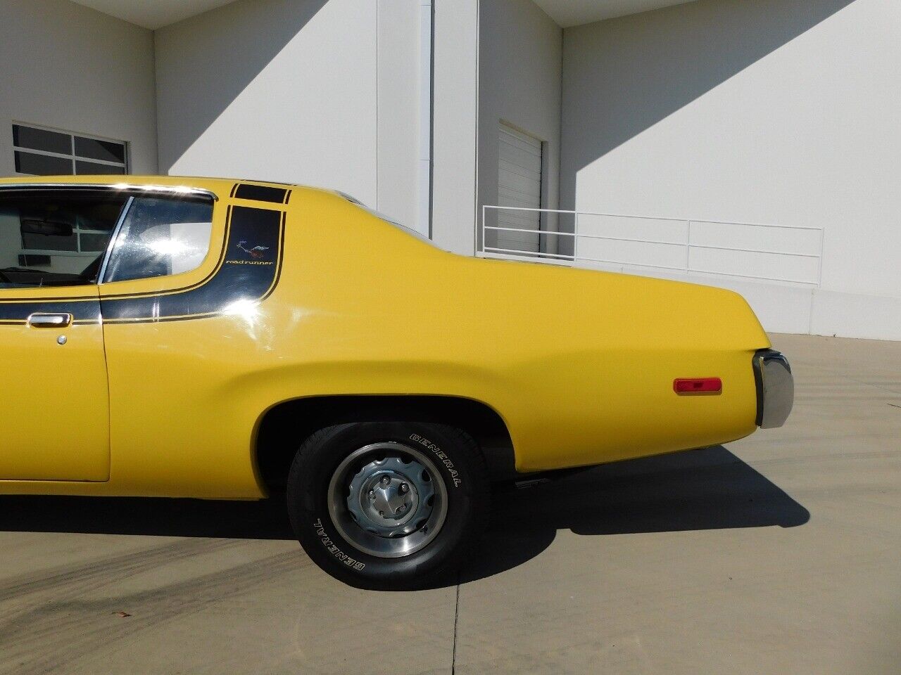 Plymouth-Road-Runner-Coupe-1973-Yellow-Black-92656-7