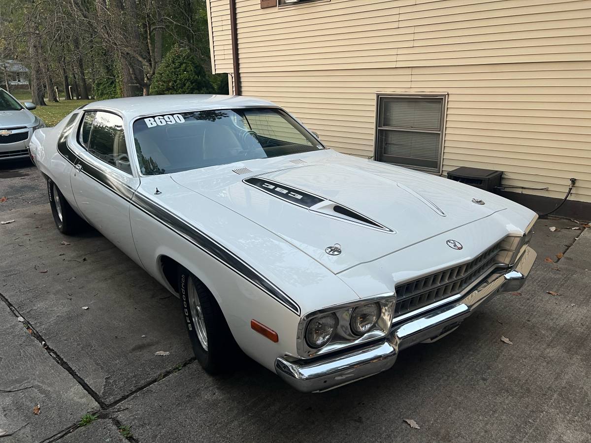 Plymouth-Roadrunner-1974-white-14-1