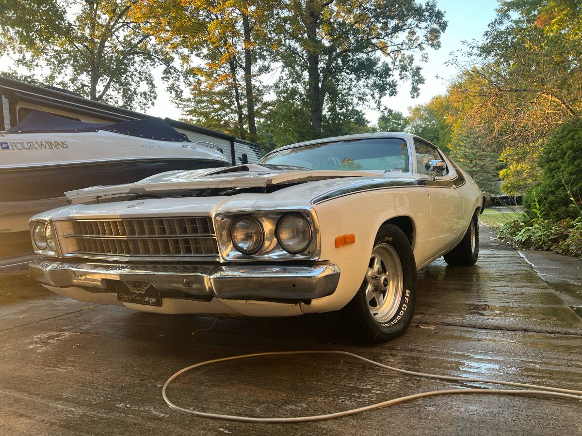 Plymouth-Roadrunner-1974-white-14-10