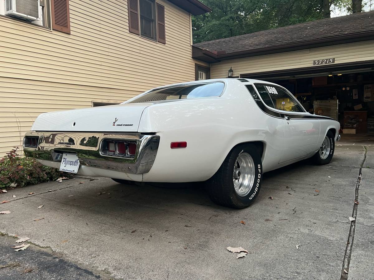 Plymouth-Roadrunner-1974-white-14-5