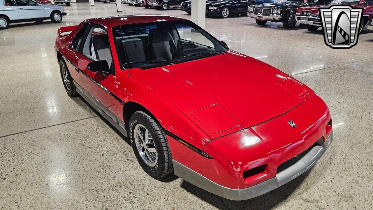 Pontiac-Fiero-Cabriolet-1985-Red-Gray-1514-5