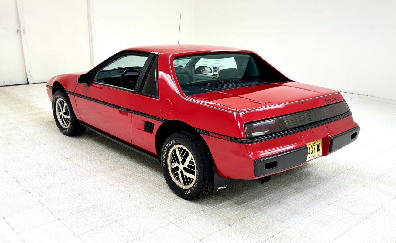 Pontiac-Fiero-Coupe-1984-Red-Black-27420-2