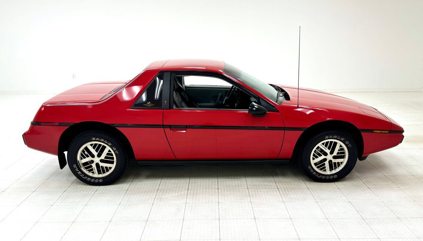 Pontiac-Fiero-Coupe-1984-Red-Black-27420-5