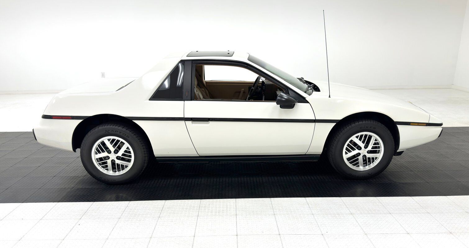 Pontiac-Fiero-Coupe-1984-White-Tan-93250-5