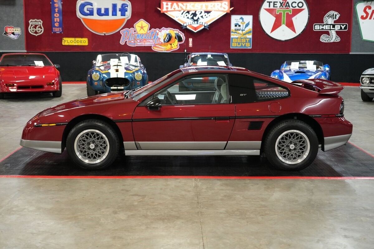 Pontiac-Fiero-Coupe-1987-Maroon-Gray-0-2