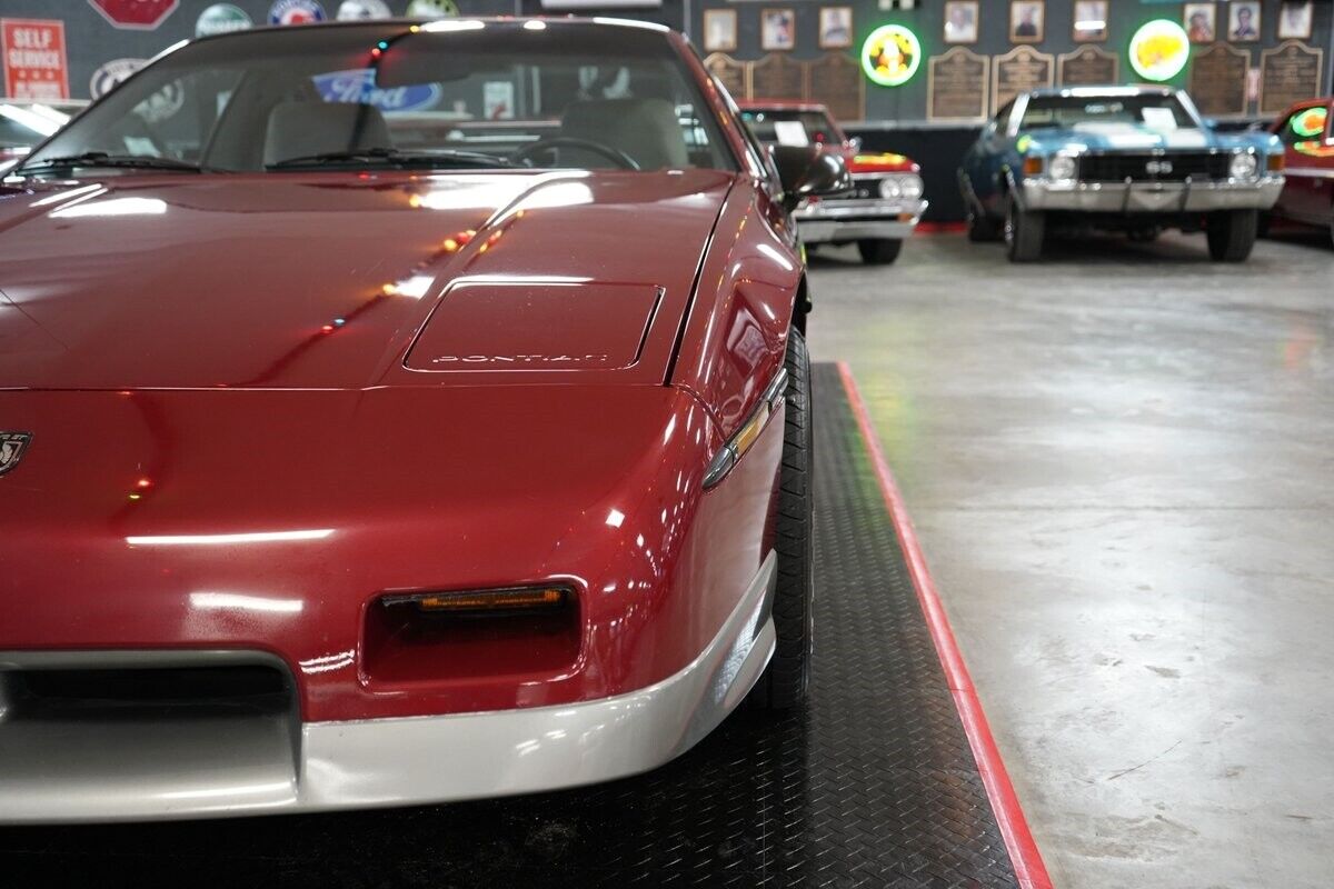 Pontiac-Fiero-Coupe-1987-Maroon-Gray-0-27