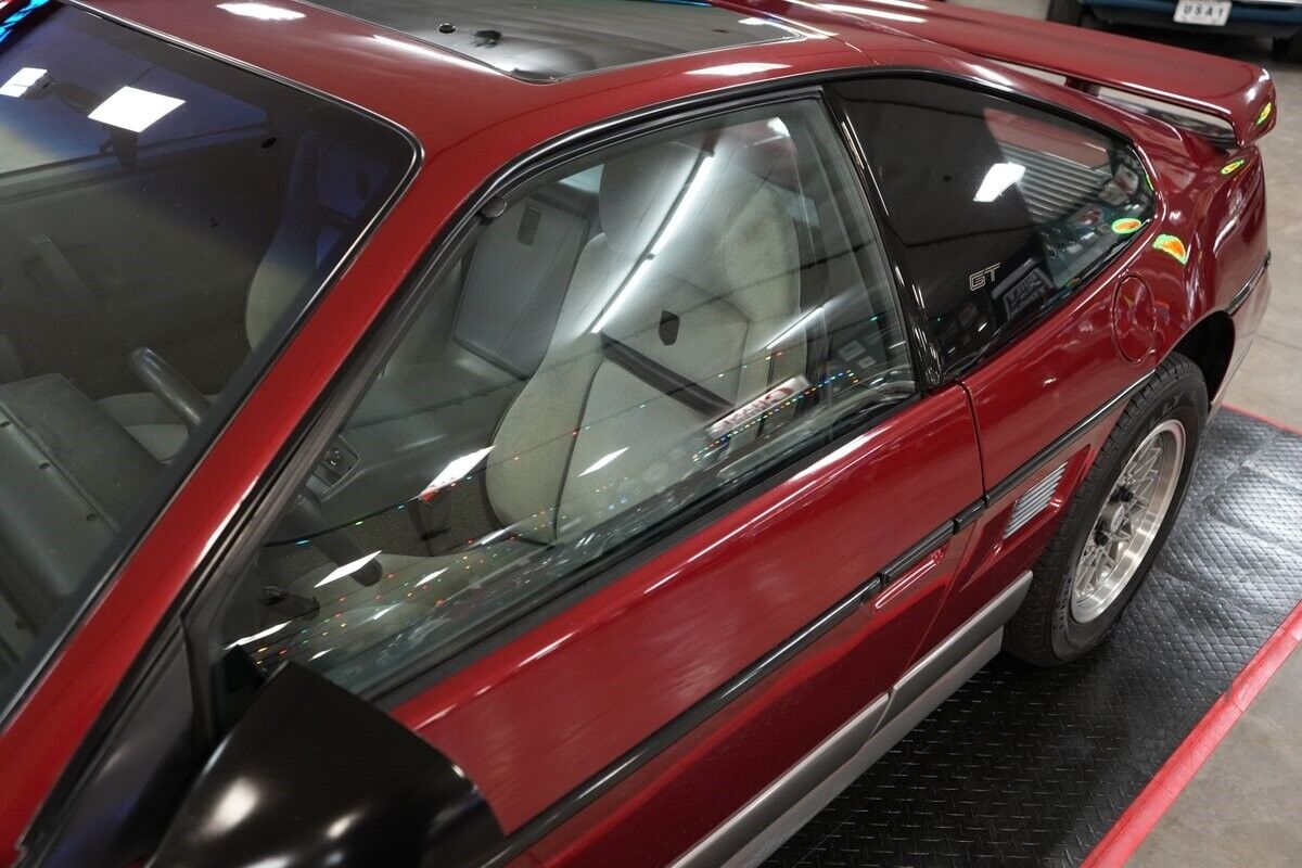 Pontiac-Fiero-Coupe-1987-Maroon-Gray-0-39