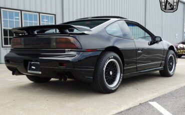 Pontiac-Fiero-Coupe-1988-Black-Gray-54982-7