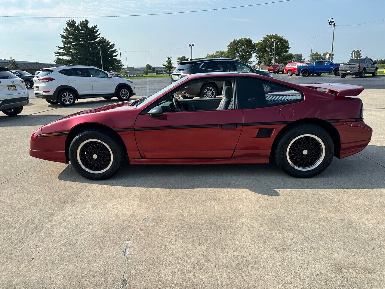 Pontiac-Fiero-Coupe-1988-Maroon-Gray-19978-10