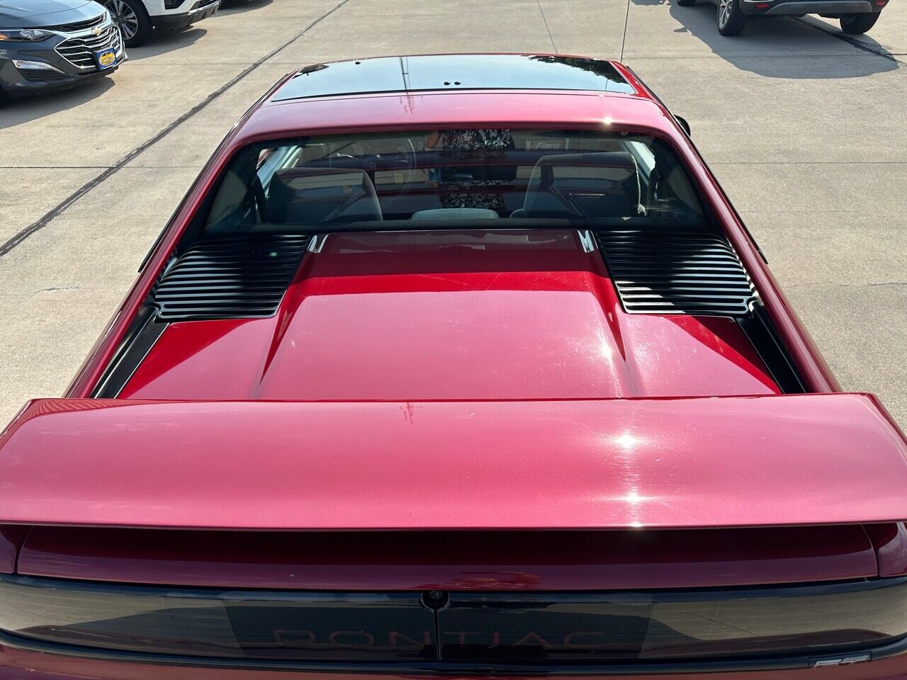 Pontiac-Fiero-Coupe-1988-Maroon-Gray-19978-19