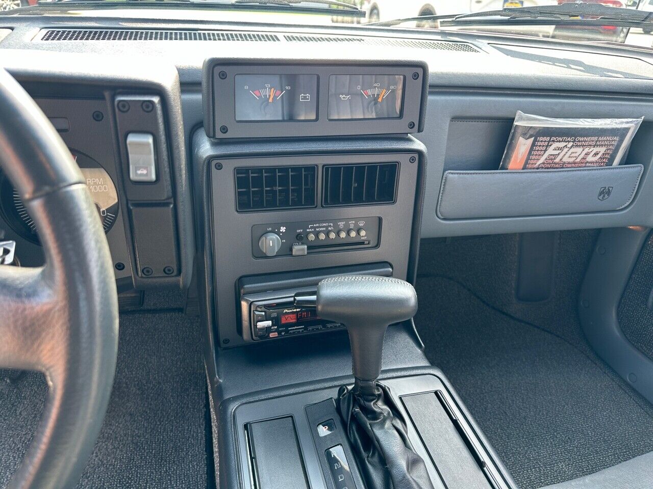 Pontiac-Fiero-Coupe-1988-Maroon-Gray-19978-33