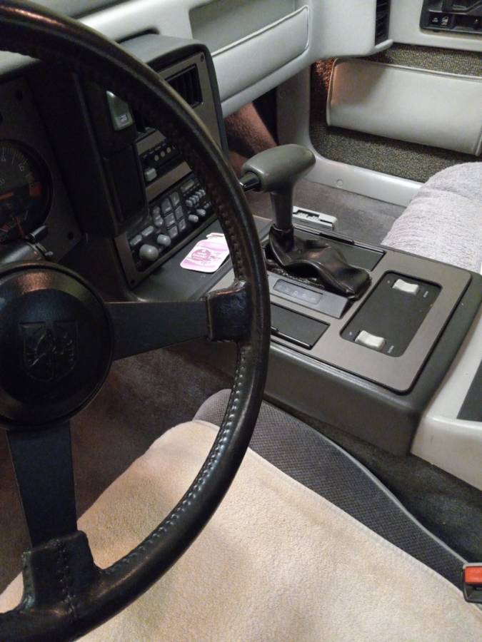 Pontiac-Fiero-se-1985-86904-7