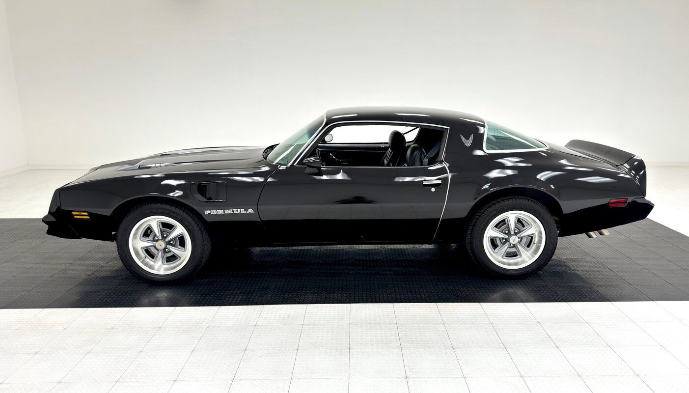 Pontiac-Firebird-1981-Black-Black-28312-1