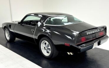 Pontiac-Firebird-1981-Black-Black-28312-2