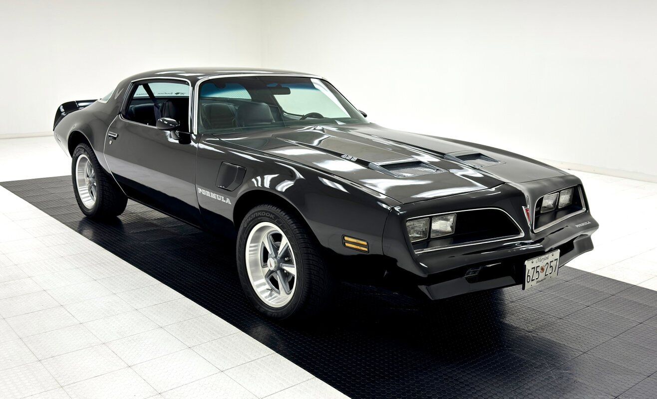 Pontiac-Firebird-1981-Black-Black-28312-6