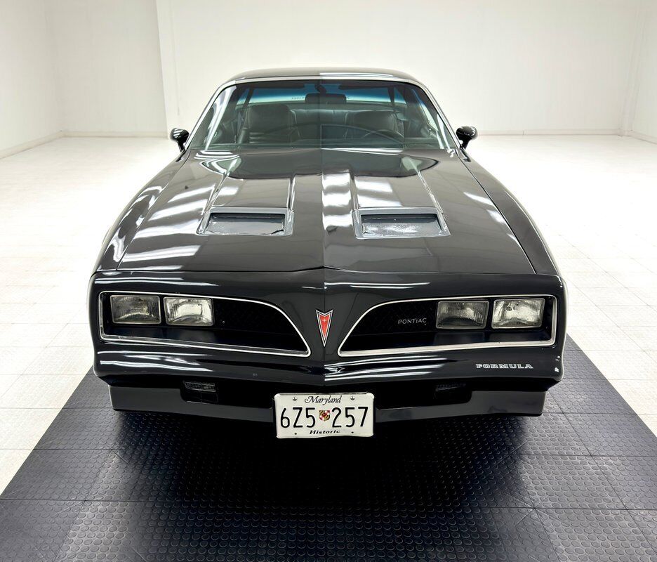 Pontiac-Firebird-1981-Black-Black-28312-7