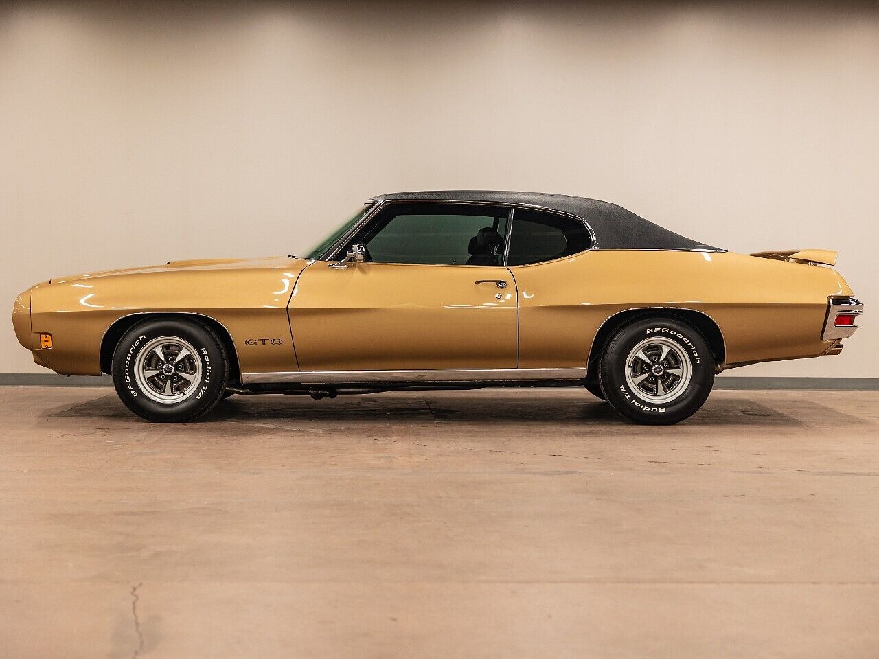 Pontiac-GTO-Coupe-1970-Gold-Black-483-24