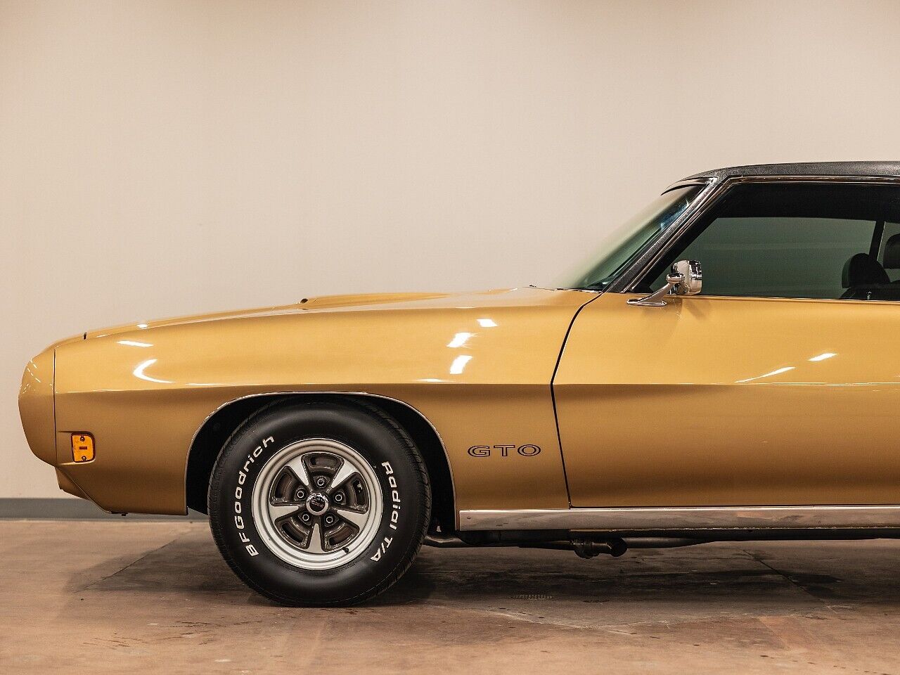 Pontiac-GTO-Coupe-1970-Gold-Black-483-25