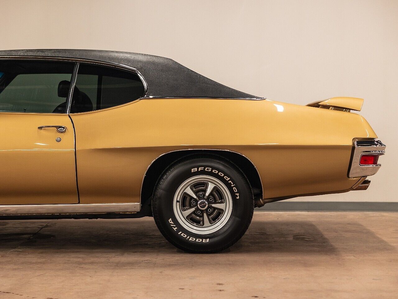 Pontiac-GTO-Coupe-1970-Gold-Black-483-26