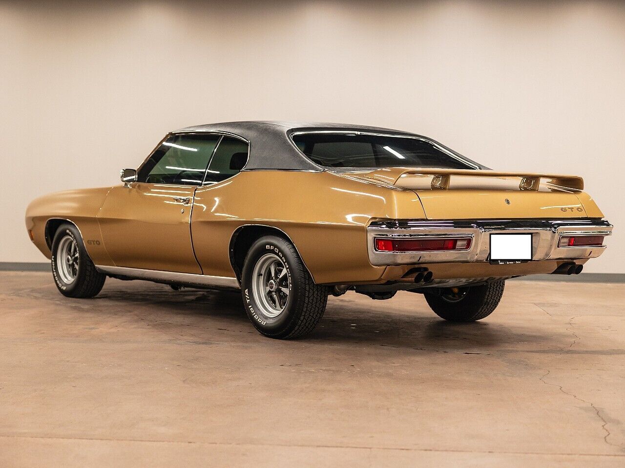 Pontiac-GTO-Coupe-1970-Gold-Black-483-29