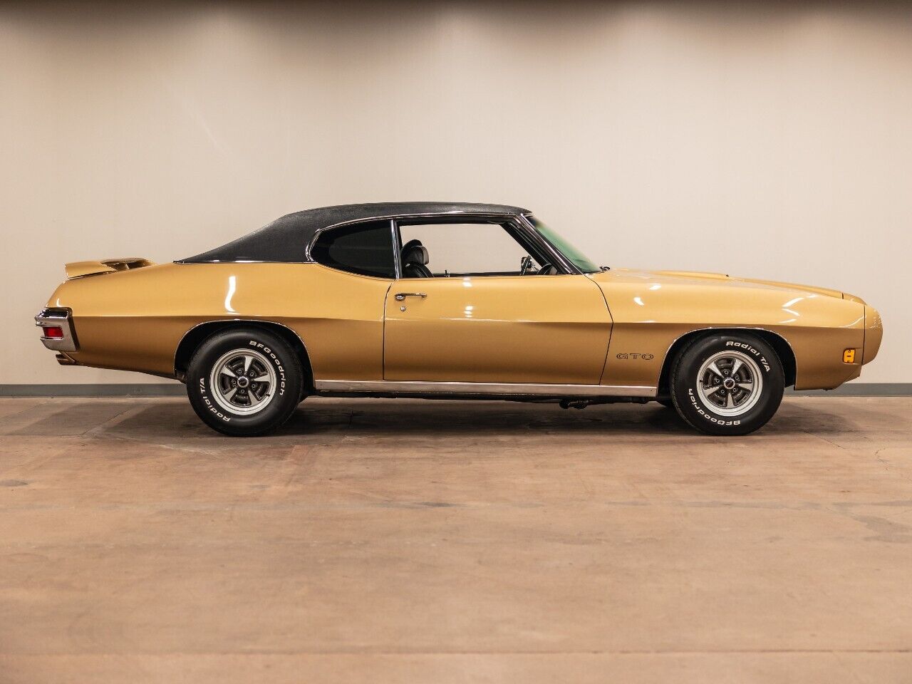 Pontiac-GTO-Coupe-1970-Gold-Black-483-30