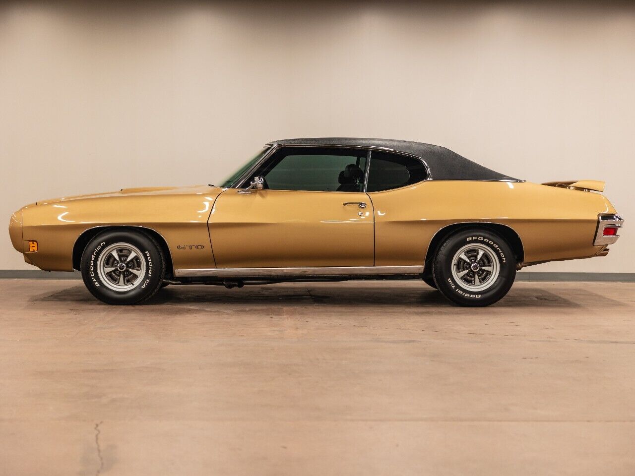 Pontiac-GTO-Coupe-1970-Gold-Black-483-31