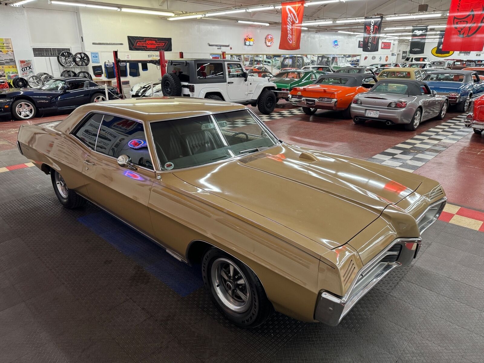 Pontiac-Grand-Prix-1967-Gold-Black-0-22