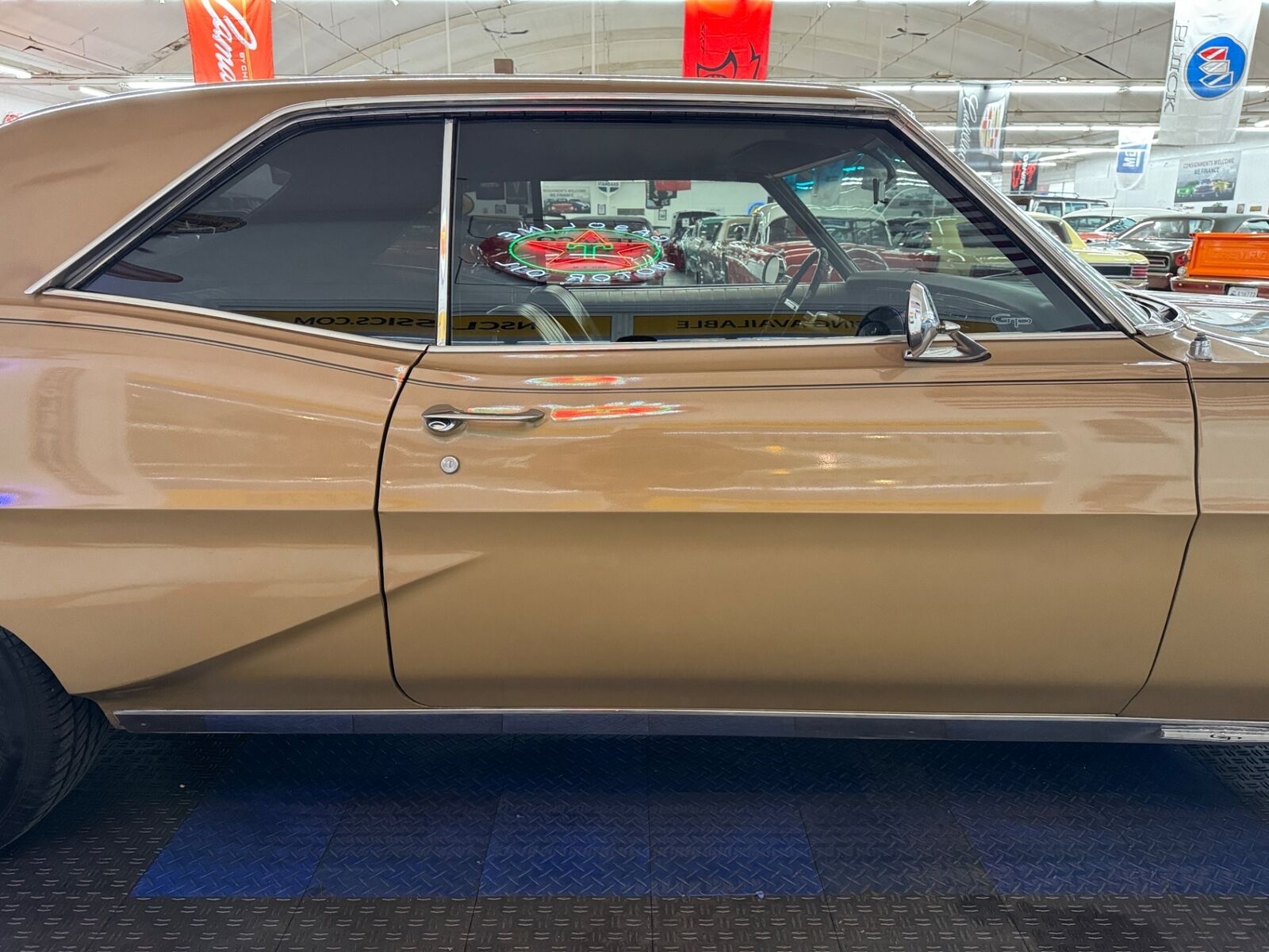 Pontiac-Grand-Prix-1967-Gold-Black-0-30