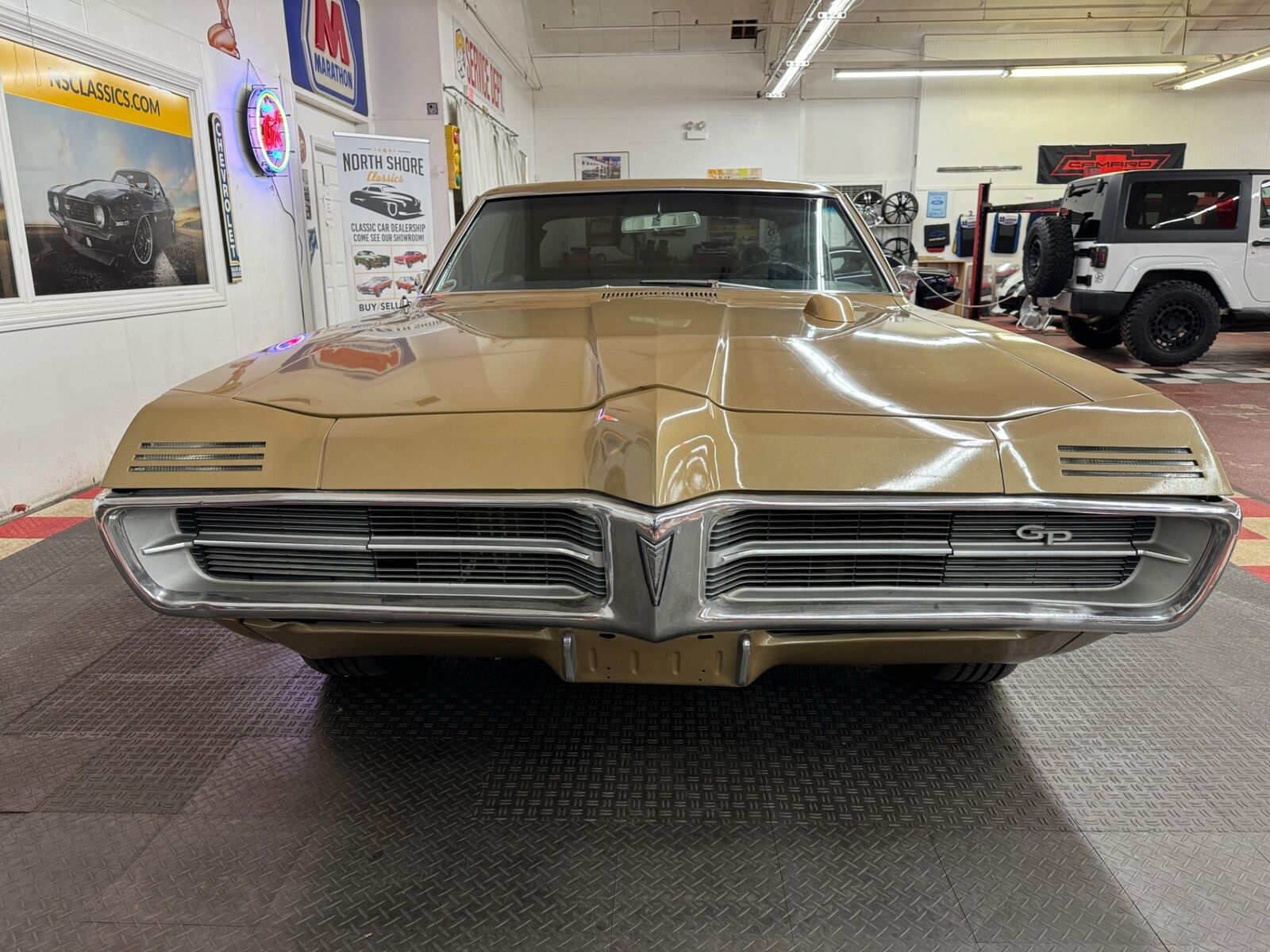 Pontiac-Grand-Prix-1967-Gold-Black-0-6