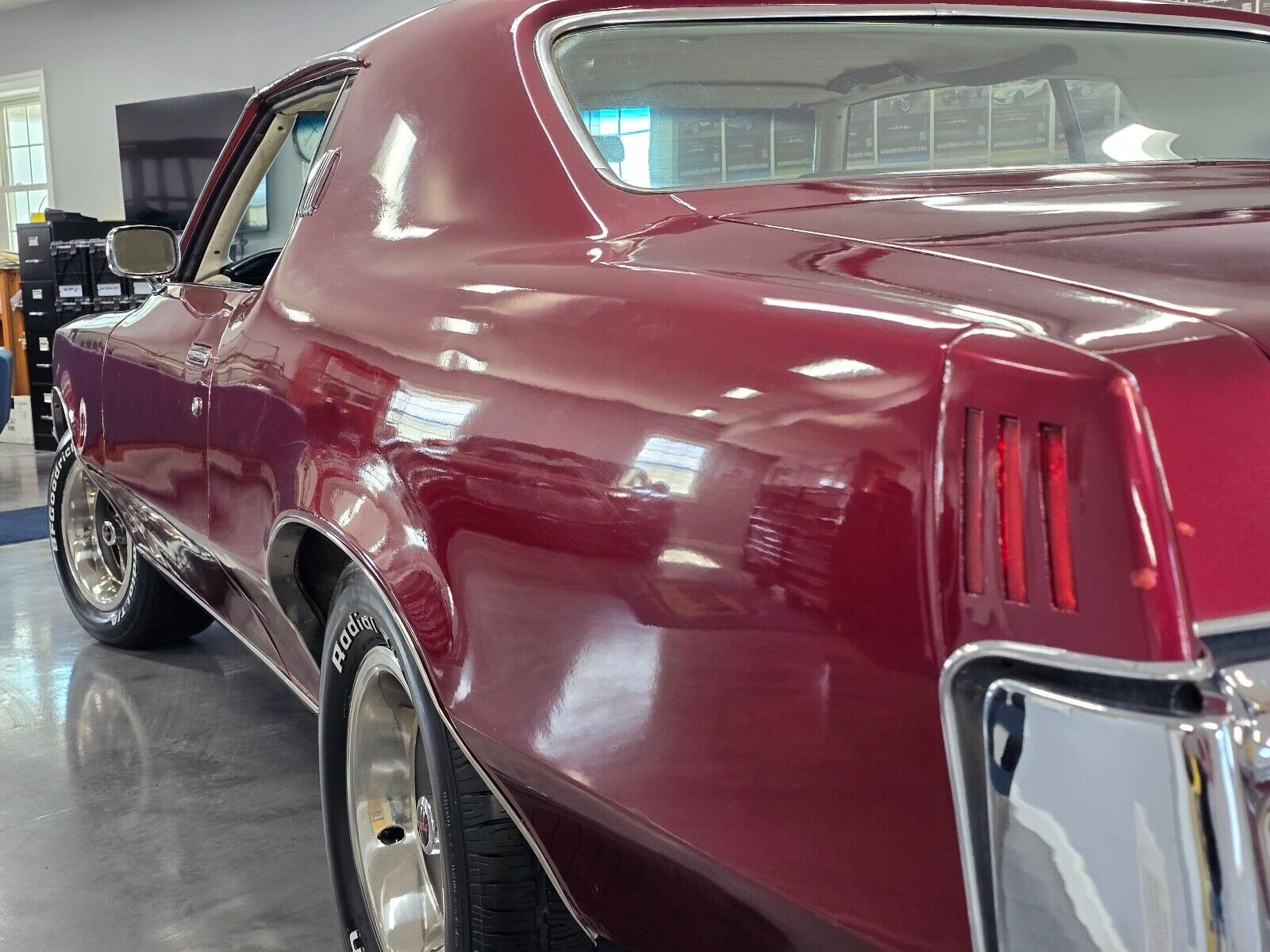 Pontiac-Grand-Prix-Coupe-1969-Burgundy-White-59546-13