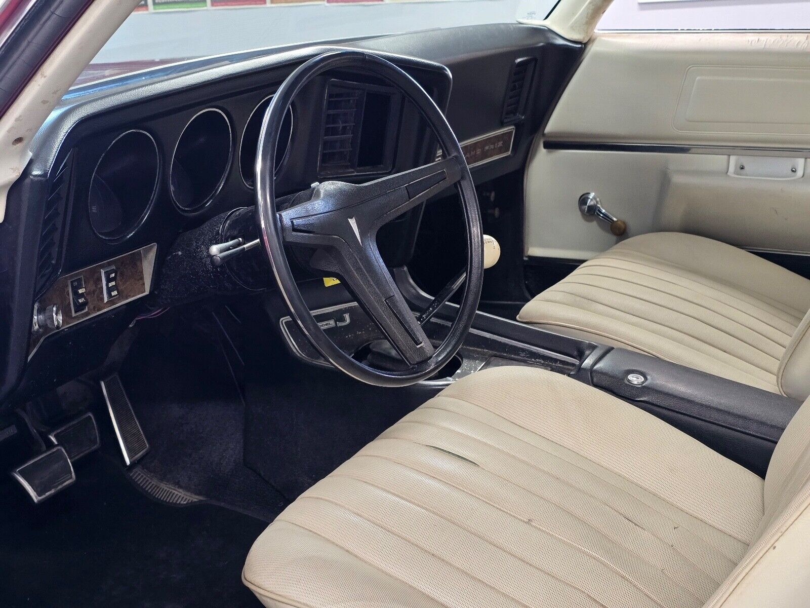 Pontiac-Grand-Prix-Coupe-1969-Burgundy-White-59546-39