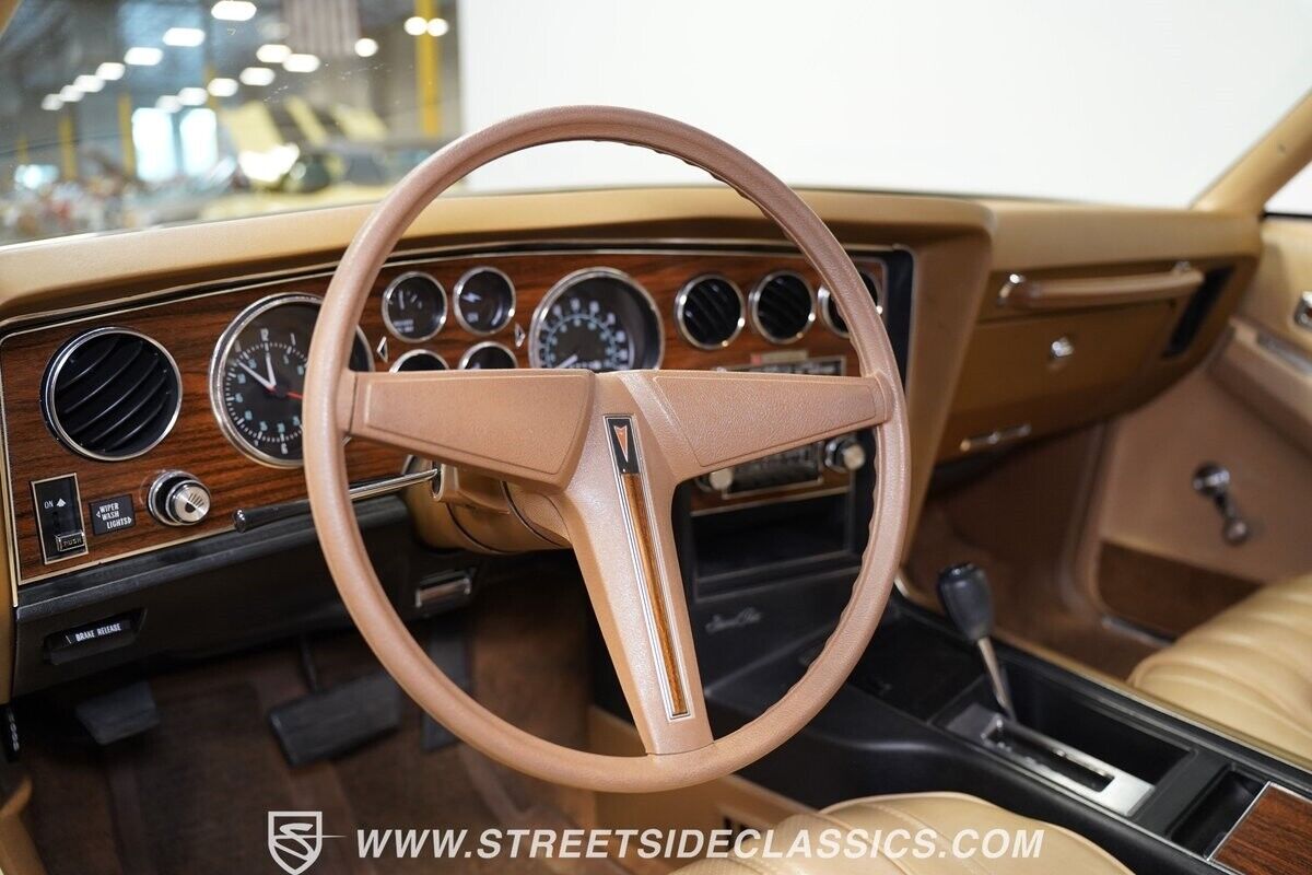 Pontiac-Grand-Prix-Coupe-1976-Bavarian-Cream-Tan-20553-4