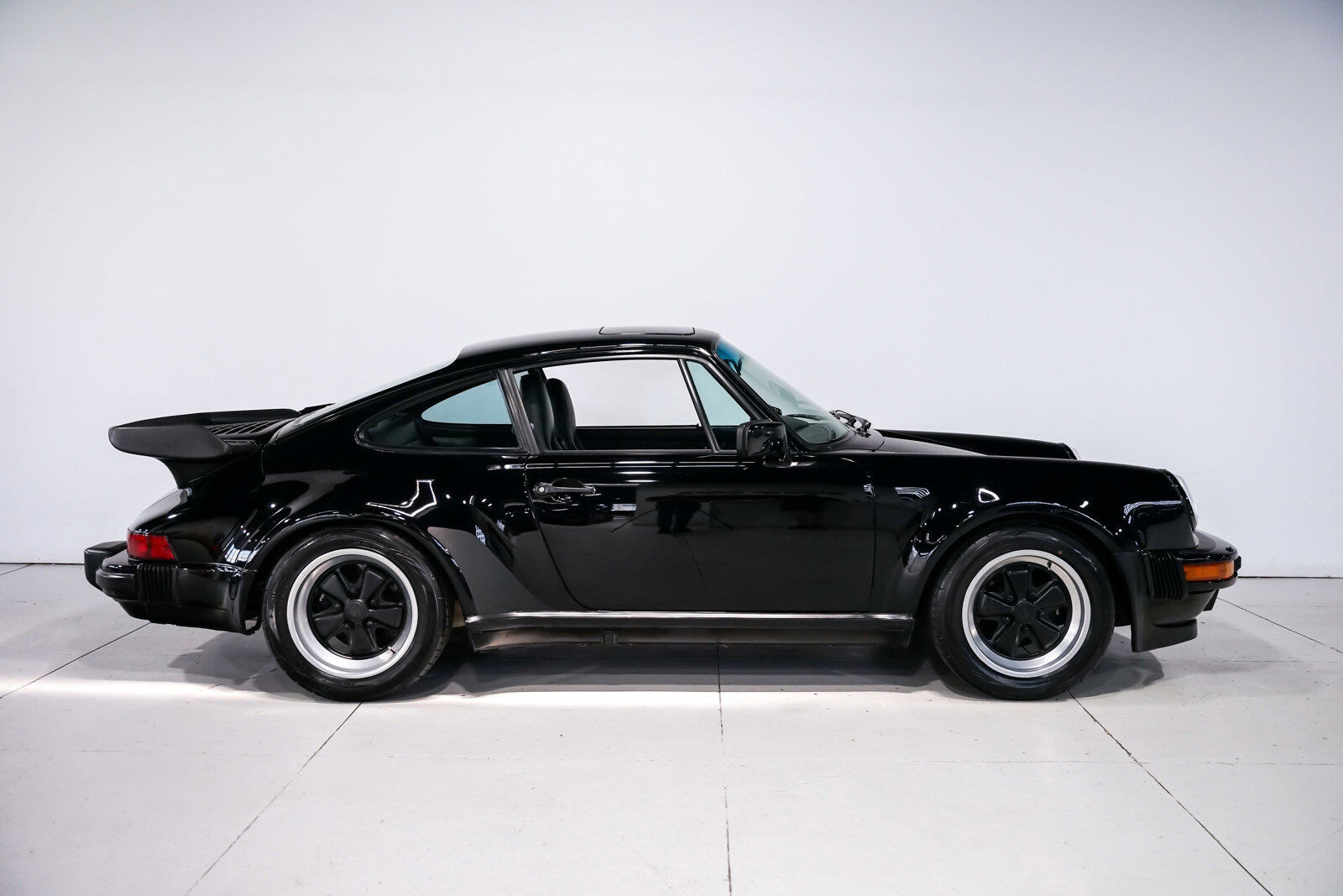 Porsche-911-1989-Black-55460-1